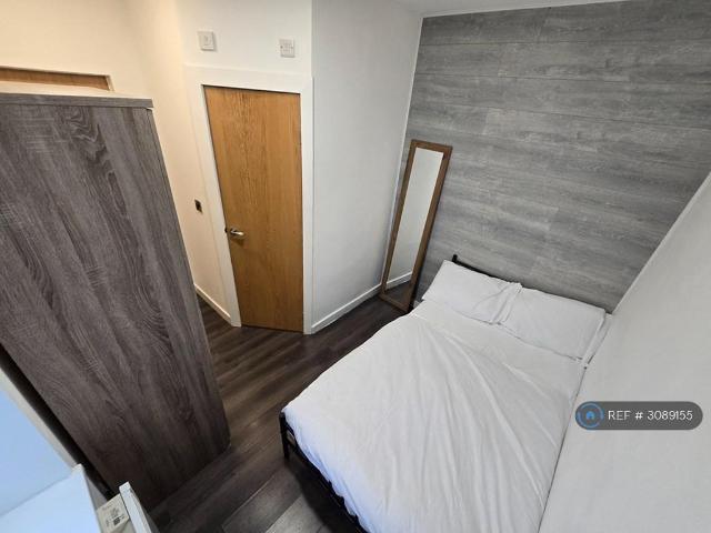 Studio, Stoke On Trent, ST1 Studio to rent £640 pcm £148 pw