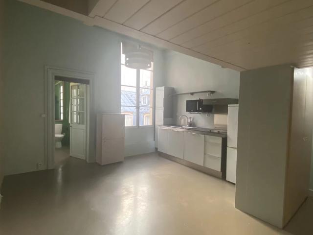 STUDIO SUR L’ILE SAINT LOUIS AU CALME ET ENSOLEILLÉ