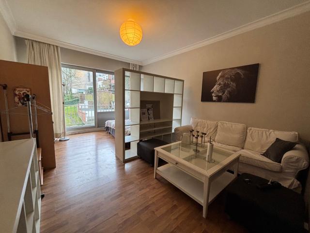 Studio partiellement meublé + balcon. à 1180 Uccle • Loyer: 960 €