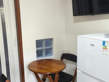studio pequeno, completo e funcional
