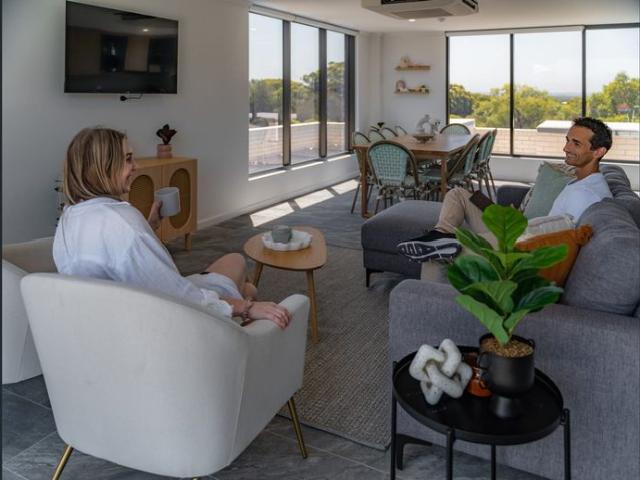 Studio Plus Stylish living + Walking distance from train. All Inclusive bills Fully Furnished