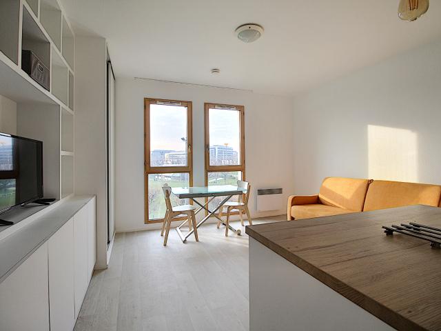 STUDIO PROCHE DE LA GARE RER ET DES COMMERCES