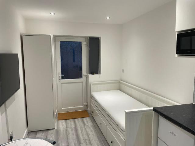 Studio Room – Uxbridge Road, Feltham TW13 5EA
