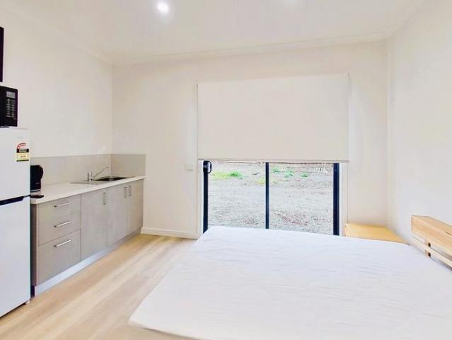 Studio Room Available to Rent 6 / 12 Month Leases