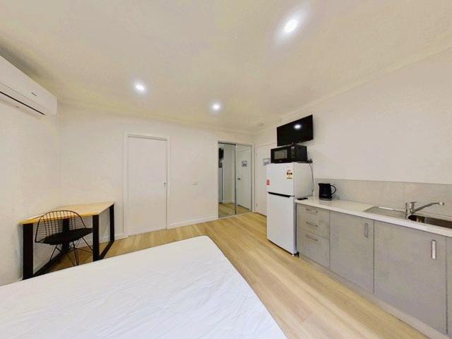 Studio Room Available to Rent 6 / 12 Month Leases