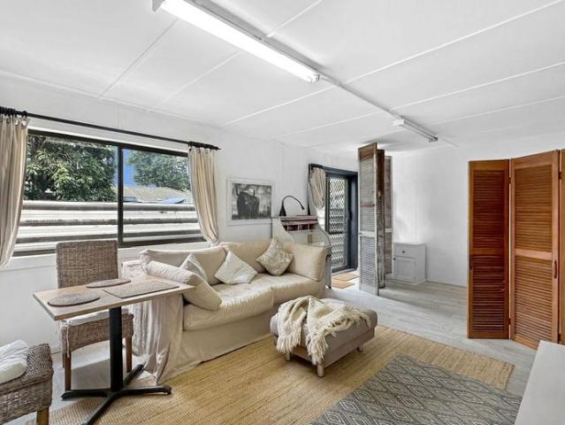 STUDIO ROOM BILLS INCLUDED