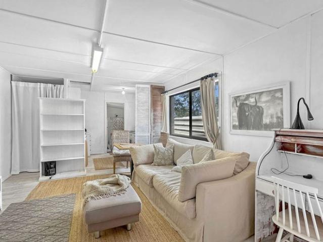 STUDIO ROOM BILLS INCLUDED