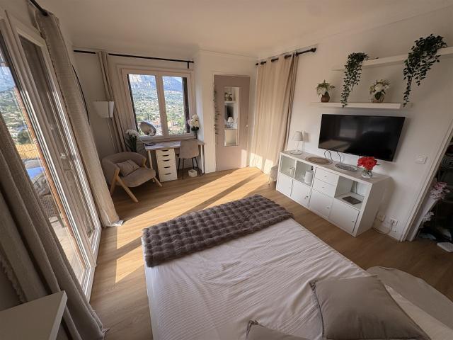 Studio rare au dernier étage avec terrasse panoramique 25m² Vence