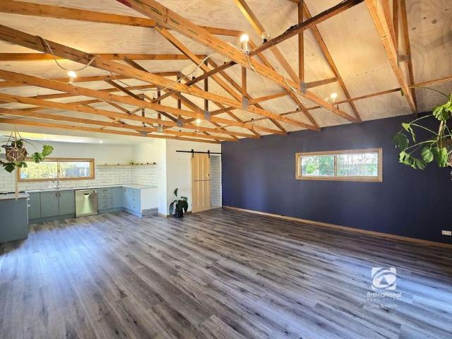 STUDIO RETREAT ON SPACIOUS BLOCK!