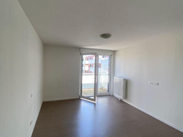 Studio récent avec balcon