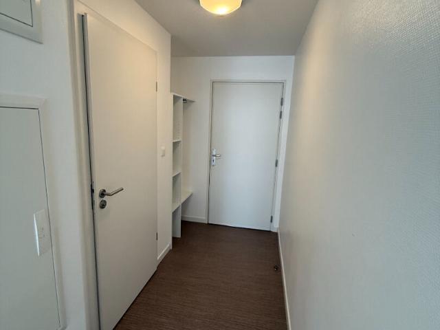 Studio récent avec balcon