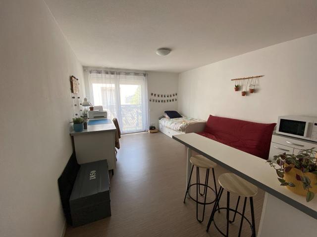 Studio récent avec balcon