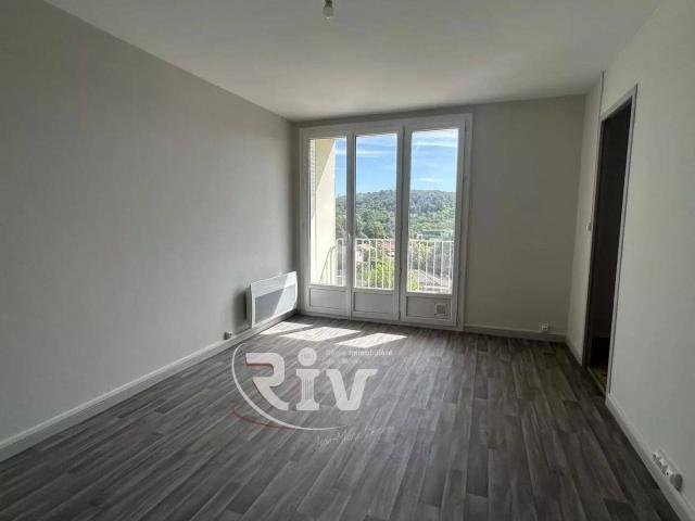 Studio rénové avec cave et balcon 4ème étage 26,14 m² Pont