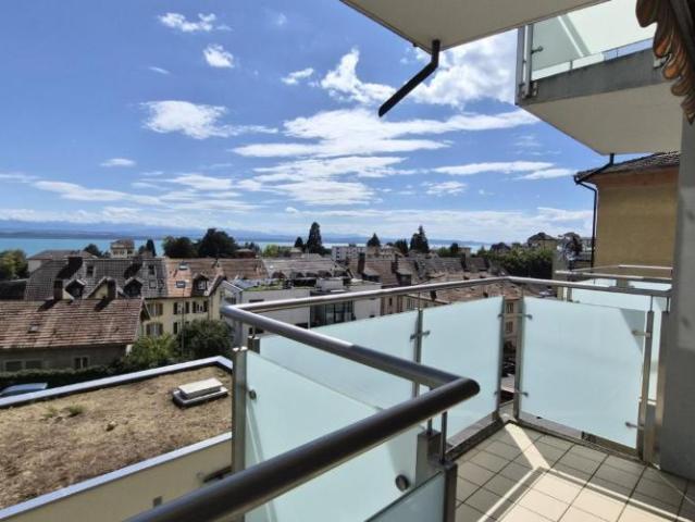 Studio rénové avec encadrement et vue sur le lac au 3ème étage