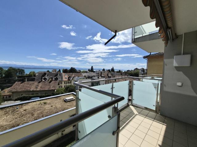 Studio rénové avec encadrement et vue sur le lac au 3ème étage