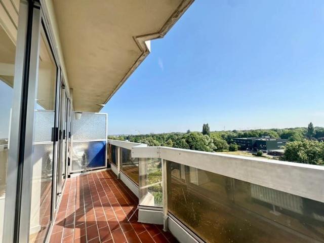 Studio rénové avec terrasse à deux pas de l'OTAN