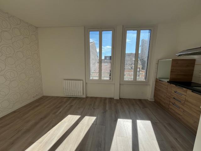 Studio rénové à louer, centre ville, Villeneuve.