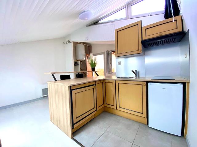 Studio rénové en dernier étage aux Carmes de 27m2 au sol