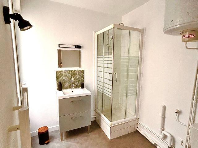 Studio rénové situé à 100m de Brèche