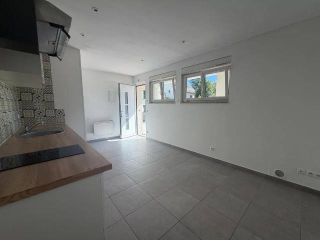Studio rénové 18,51m² avec cuisine aménagée et équipée 590.00 eu