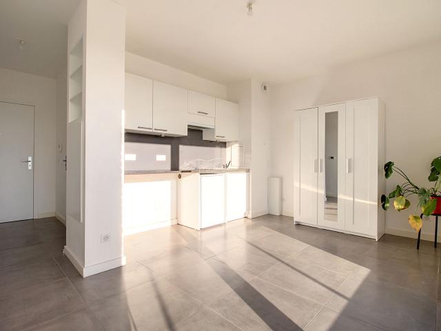 STUDIO RUEIL MALMAISON ECOQUARTIER AVEC TERRASSE SUD