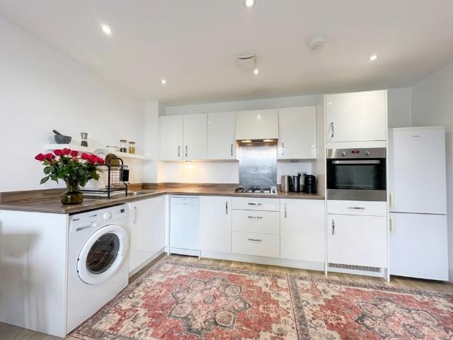 Studio Way, Borehamwood, WD6 1 bed apartment to rent £1,500 pcm £346 pw