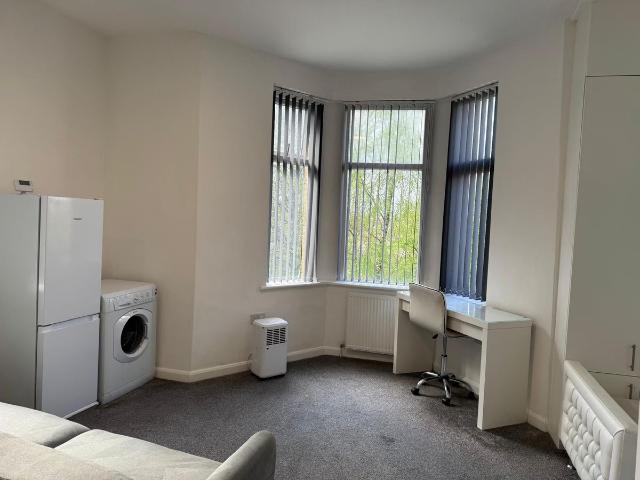 Studio, Westcroft Road, Bradford BD7, Studio to rent, £550 pcm | PrimeLocation