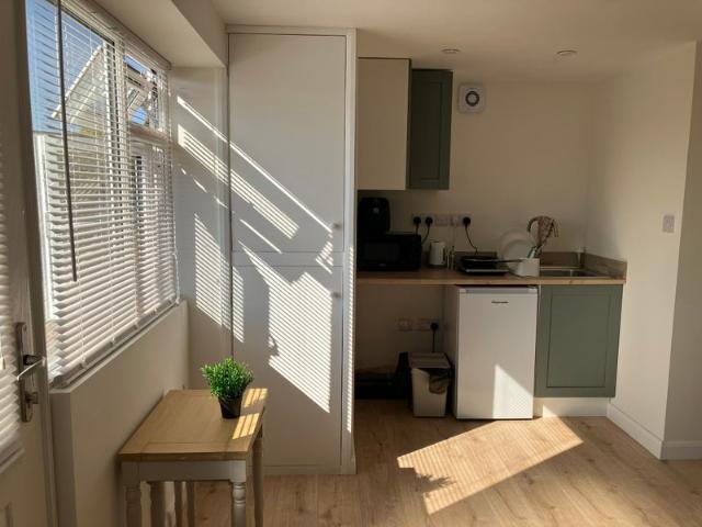 Studio with bills included next to south downs