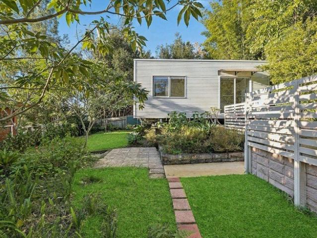 Studio with modern finish, close to all amenities!