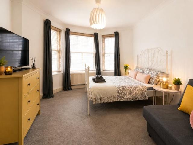 Studio with patio at Holland Park Gardens