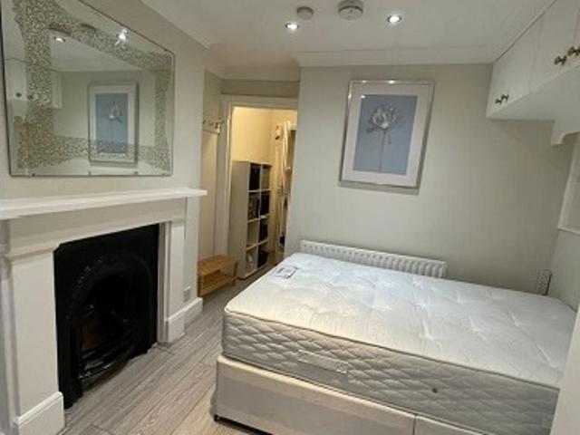 Studio With Roof Terrace To Rent