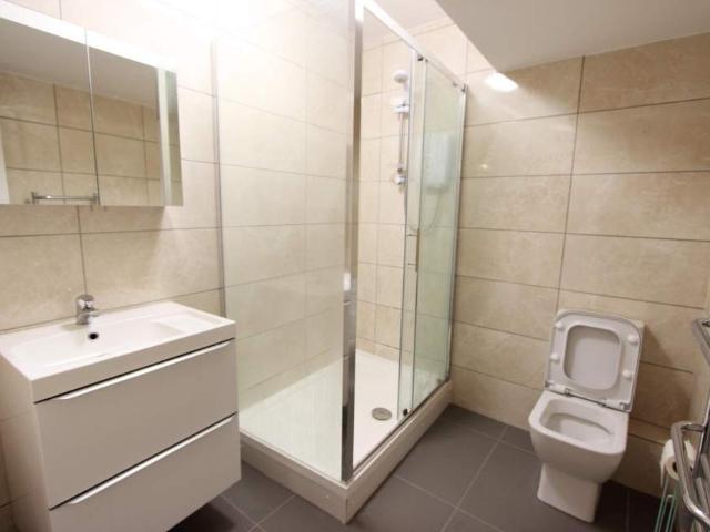 Studio TO LET N20. AVAIL LATE JULY