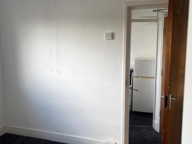 Studio To Let in London, E4