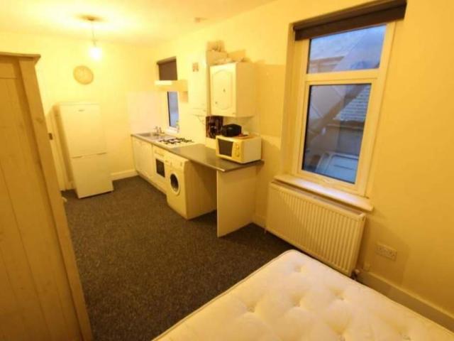 Studio To Let W14. Available NOW. West Brompton, West Kensington. Chelsea, Earls Court. CALL NOW