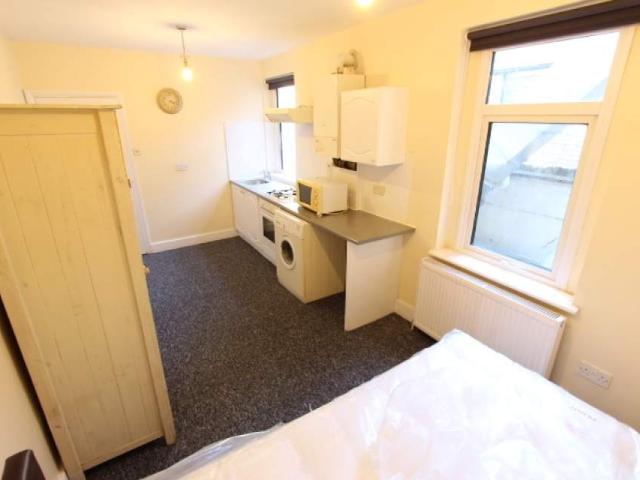 Studio To Let W14. Available MID JULY. West Brompton, West Kensington. Chelsea, Earls Court. CALL NOW