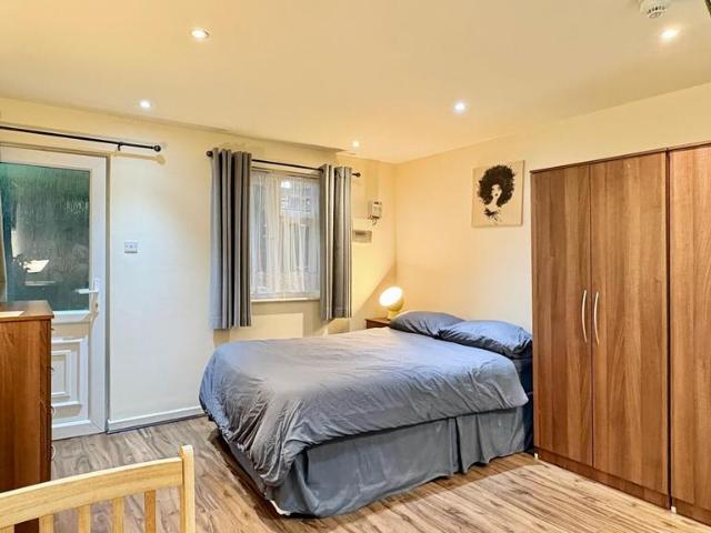 Studio to rent