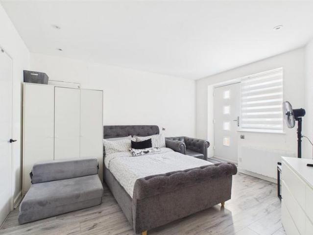 Studio to rent