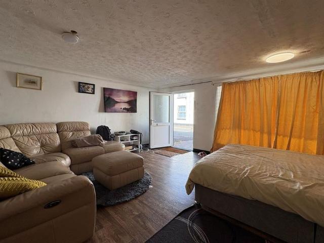 Studio to rent