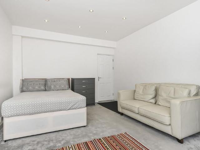 Studio to rent