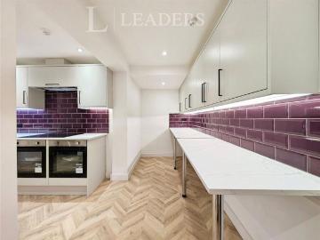 Crawley, West Sussex county, Sussex - Equipped kitchen