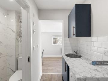 Old Charlton Road TW17 Shepperton - Equipped kitchen