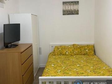 Studio for rent in Brooklands - Fireplace