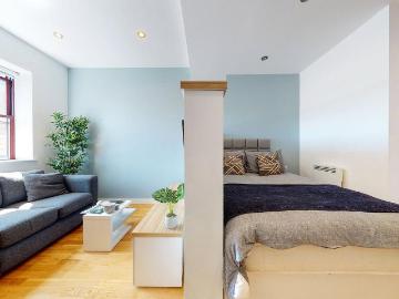 Leeds, West Yorkshire, North England - Equipped kitchen
