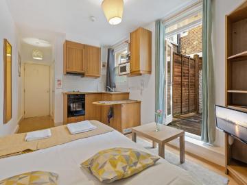 Wendell Park, London, Greater London - Equipped kitchen