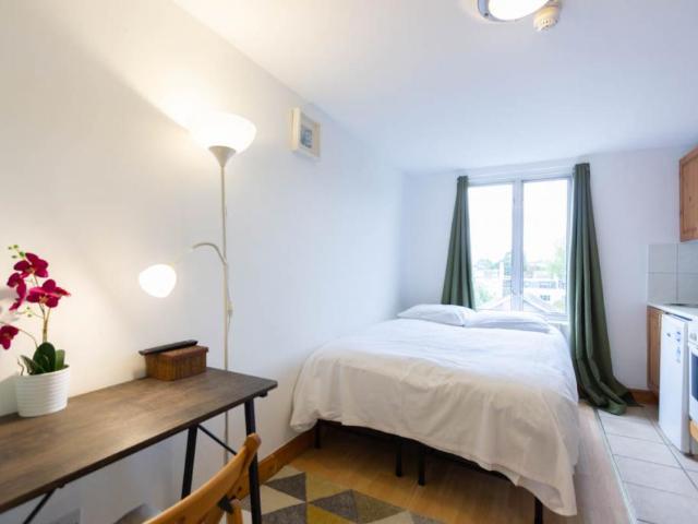 Studio to rent West Cromwell Road, Earls Court SW5