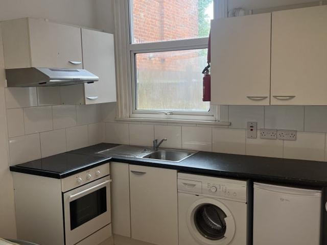 Studio to rent cricklewood Nw2
