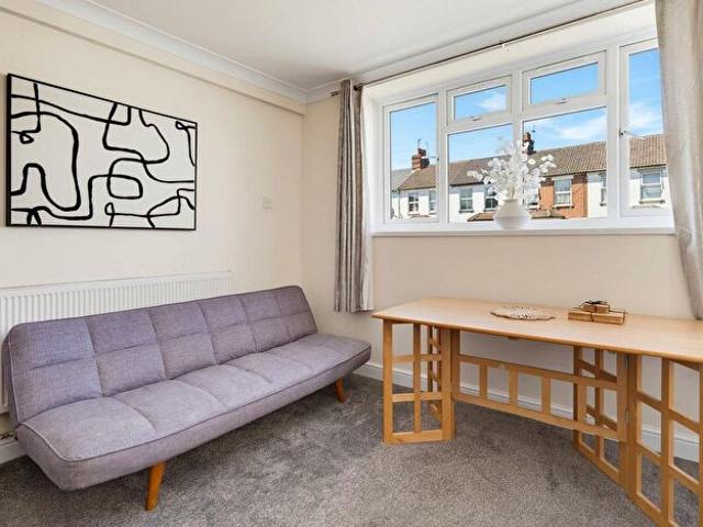 Studio To Rent In Aylesbury, HP19
