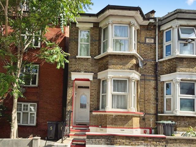 Studio to rent in Croydon, CR0 | Leaders