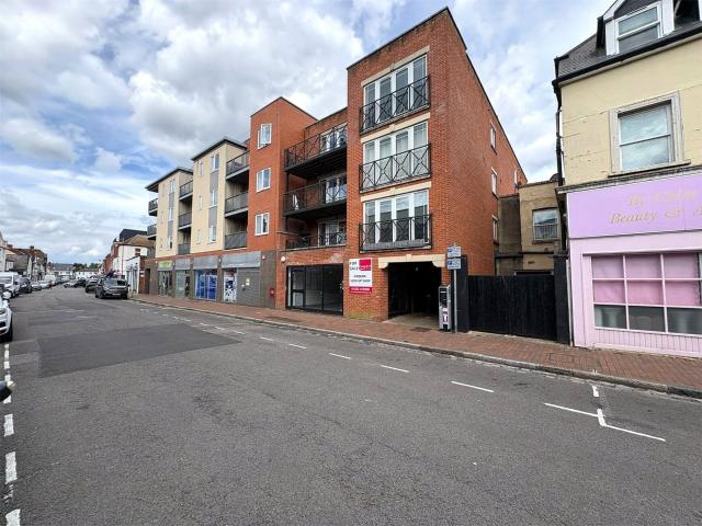 Studio to Rent in Farnborough Camp Road JSF250069