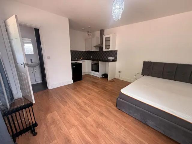 Studio To Rent In Stoke Road, Aylesbury, Buckinghamshire, HP21